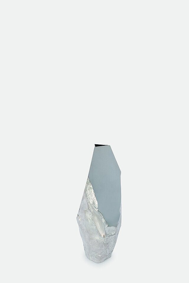 Eine geometrische, silberne Vase