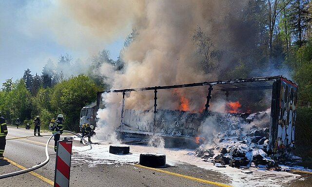 LKW-Brand auf der BAB 8