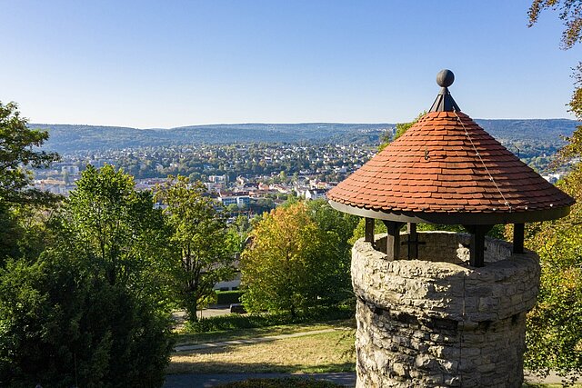 Über den Hachelturm, aus der Vogelperspektive, über das Enztal, den alten Wasserturm in den Schwarzwald nach Grundbach - Foto: Markus Born