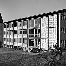 Schwarz-Weiß-Foto von 1955: Außenansicht des heutigen Caritas-Bürogebäudes mit Rasterfassade. - copyright:Stadtarchiv Pforzheim – Institut für Stadtgeschichte S1-6-106-G-14