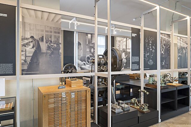 Foto: Ausstellungsstücke: Historische Maschinen zur Uhrenproduktion in der Uhrenabteilung