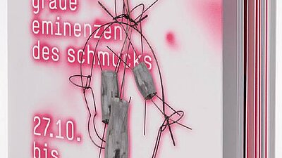 Plakatmotiv der Ausstellung "Pretty on pink - graue Eminenzen des Schmucks"