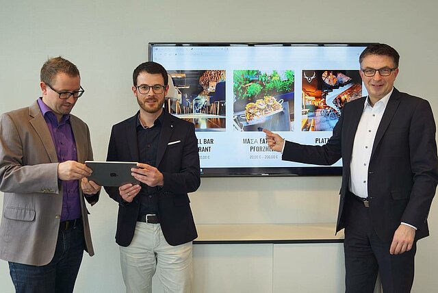 Bild: v.l.n.r.: Michael Hertl, Digitalisierungsbeauftragter Kevin Lindauer, WSP-Direktor Oliver Reitz