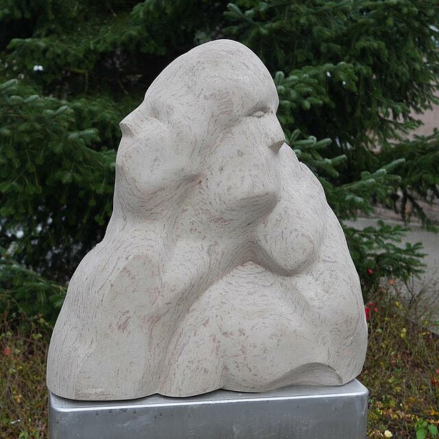 Sandsteinskulptur Fünfkopf von Bernd Bippes