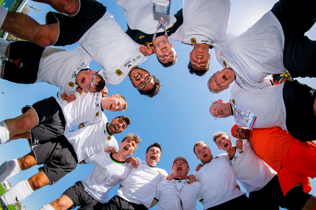 Foto: Zusammenhalt: SOD-Sportlerinnen und -Sportler stehen im Kreis, halten einander an den Schultern - copyright:SOD, Sascha Klahn