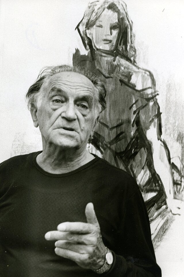 Dieses Bild zeigt Richard Ziegler vor einem Frauengemälde. - copyright:Stadtarchiv Pforzheim, S1-29-Z-14-P-3, 
