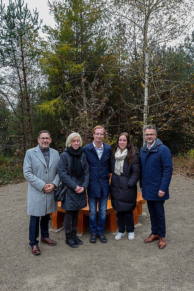 Gruppenbild mit OB Boch und, Umweltbürgermeister Volle und der Familie von Markus Haller, vor der zu seinem Gedenken gepflanzten Eiche  - copyright:Stadt Pforzheim