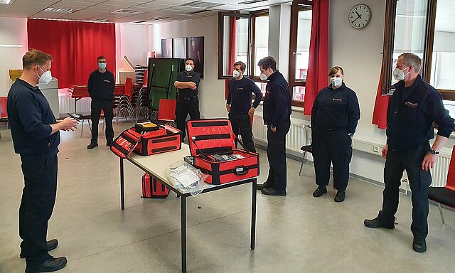 Neue AEDs und Rettungsrücksäcke für die freiwillige Feuerwehr
