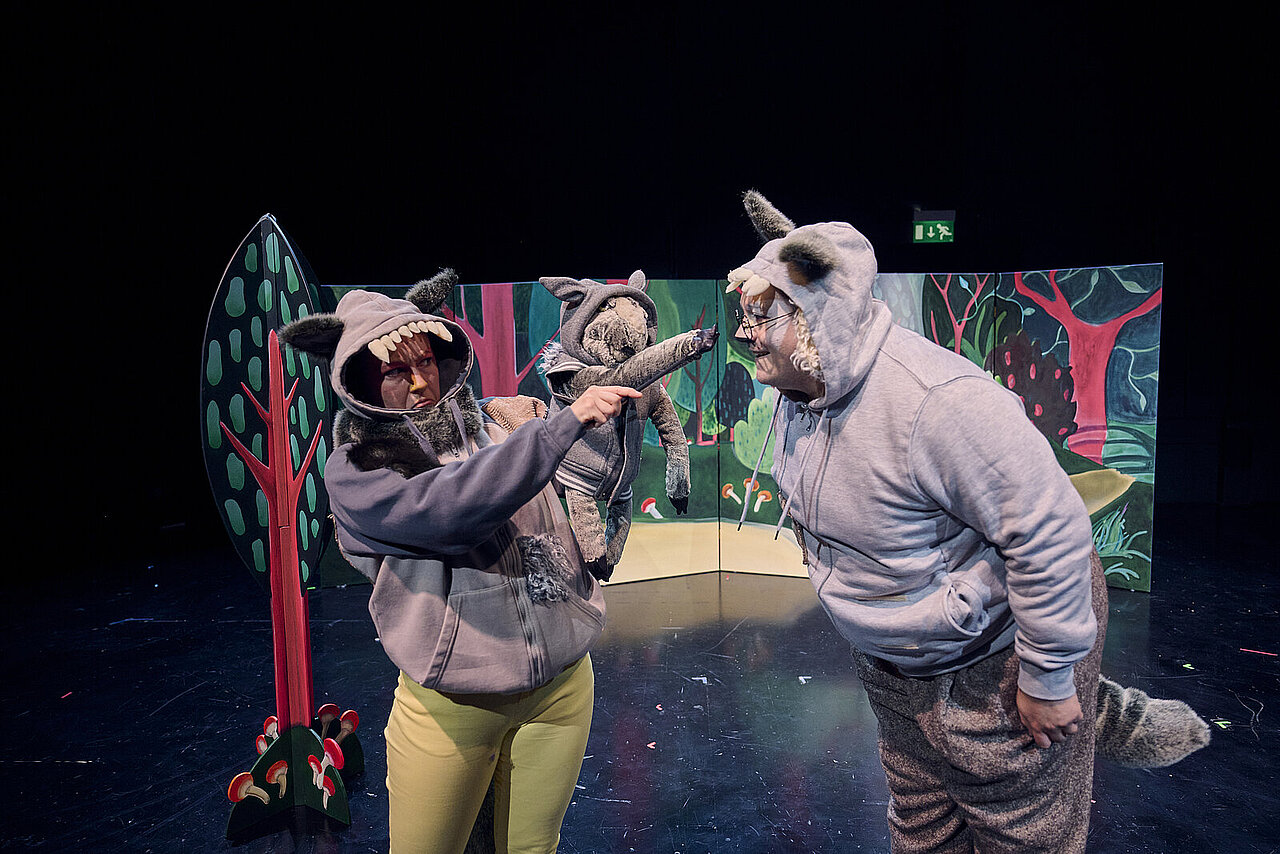 Der Wolfspelz zeigt eine Szene aus "Der Wolfspelz" - copyright: Theater Pforzheim - Ersteller: MARTIN SIGMUND