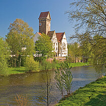 Farbfoto: Das Emma-Jaeger-Bad vom Enzufer aus gesehen. - copyright:Fotoverlag Günter Beck