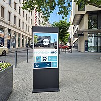 Eine Informationsstele in der Pforzheimer Innenstadt.