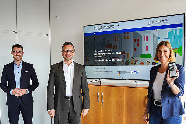 v. l.: Kevin Lindauer (Digitalisierung), Oberbürgermeister Peter Boch und Susanne Wacker (Bürgerbeteiligung)