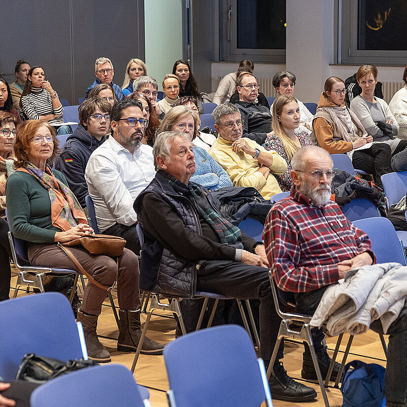 Teilnehmer des Vortags im Saal - copyright:Pforzheimer Zeitung