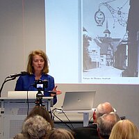 Dr. Elke Pastré beim Vortrag im Stadtarchiv