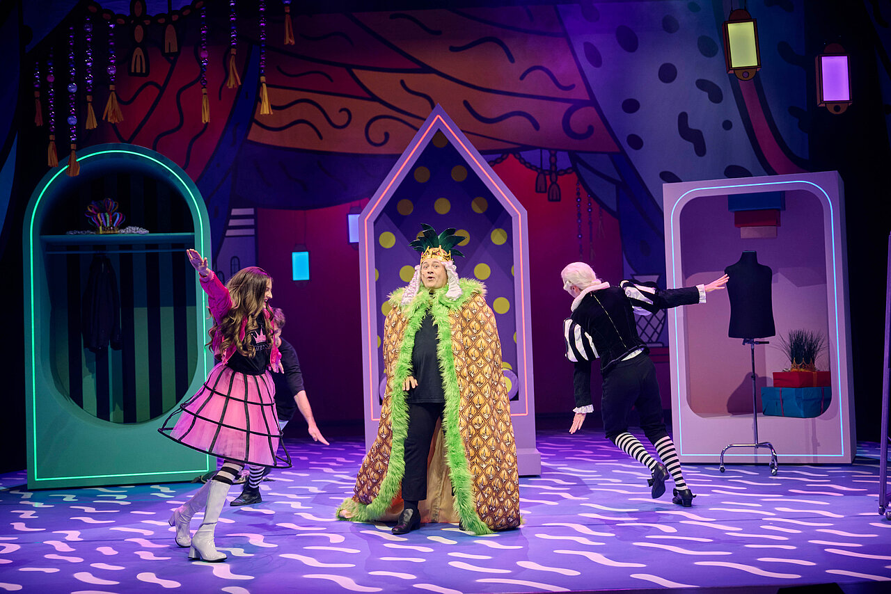 Szene aus des "Kaisers neue Kleider" - copyright: Theater Pforzheim - Ersteller: MARTIN SIGMUND