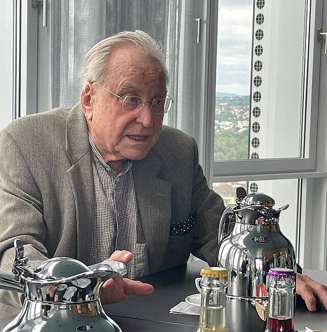 Peter Jacobi am Tisch sitzend