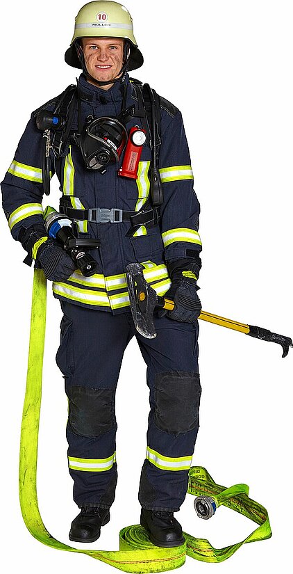 Bild: Auszubildender Brandmeisteranwärter in Berufskleidung