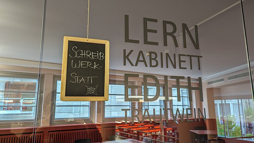 Fotografie einer Tafel mit der Aufschrift Schreibwerkstatt - copyright: Stadtbibliothek Pforzheim - Ersteller: Stadtbibliothek Pforzheim