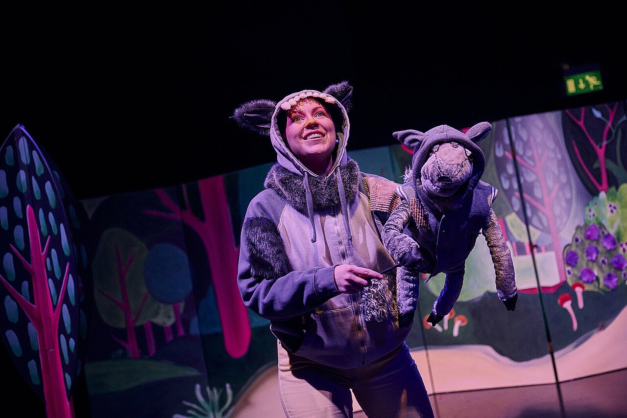 Der Wolfspelz zeigt eine Szene aus "Der Wolfspelz" - copyright: Theater Pforzheim - Ersteller: MARTIN SIGMUND