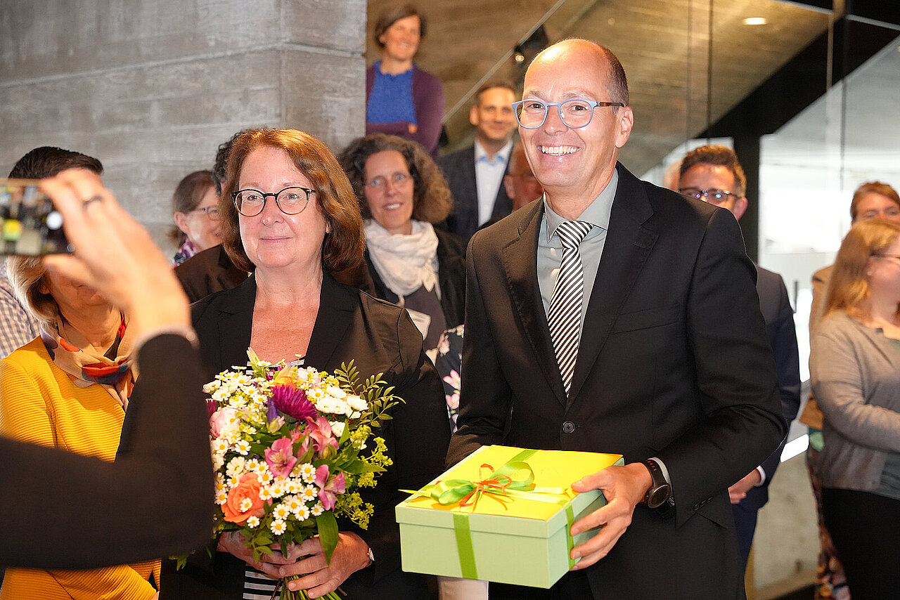 Susanne Brückner und Detlef Wagner lachen in die Kamera - copyright:Stadt Pforzheim