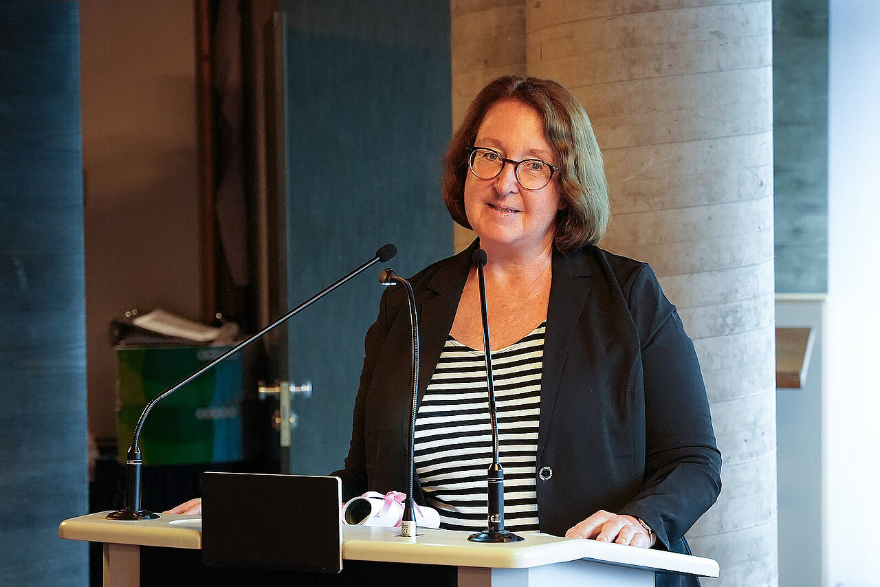 Susanne Brückner steht am Rednerpult - copyright:Stadt Pforzheim