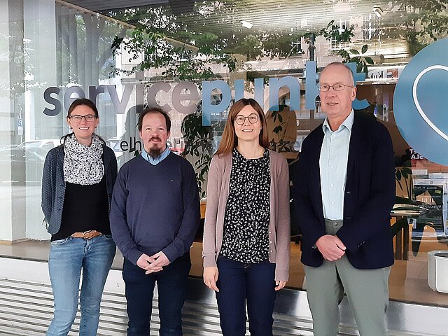 Gruppenbild: Beatrice Helm und Martin Westphal-Stubbe vom Servicepunkt, Eva Amorelli vom Jugend- und Sozialamt und Bürgermeister Frank Fillbrunn.