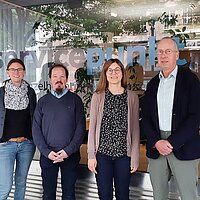 Gruppenbild: Beatrice Helm und Martin Westphal-Stubbe vom Servicepunkt, Eva Amorelli vom Jugend- und Sozialamt und Bürgermeister Frank Fillbrunn.