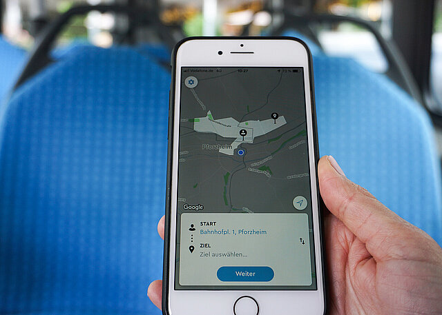 App Pforzheim Shuttle Foto von Handy mit der geöffneten Pforzheim-Shuttle-App - copyright:Stadt Pforzheim