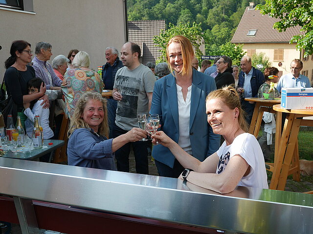 Initiatorin Heike Steinbrenner, Ortsvorsteherin Katja Theurer und Würmle-Vorsitzende Beatrice Bäuerlein stoßen auf den neuen Treffpunkt an