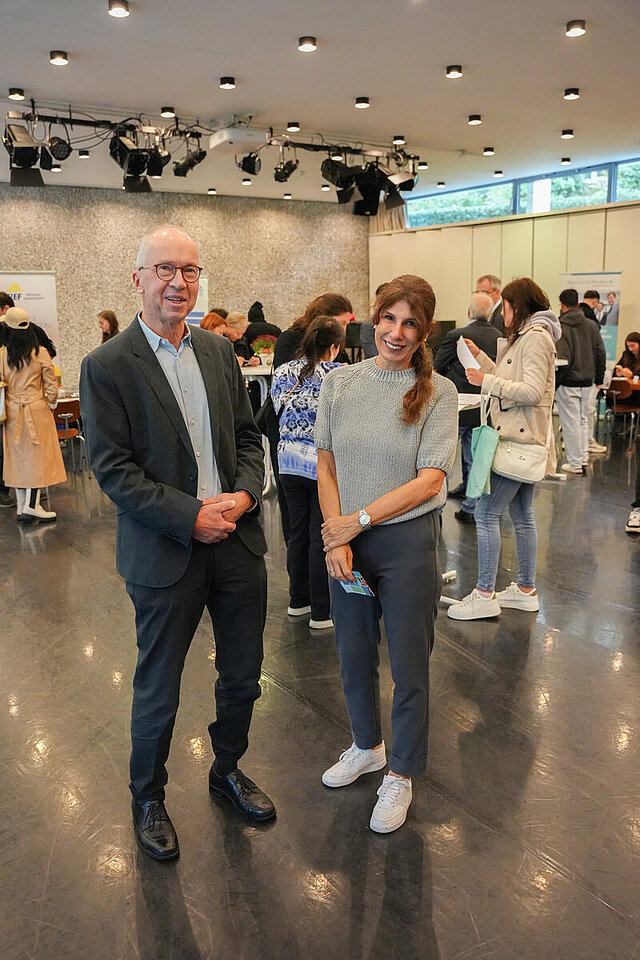 Der Pforzheimer Sozialbürgermeister Frank Fillbrunn und Katja Kreeb, Sozialdezernentin des Enzkreises, eröffneten die Zeitarbeitsmesse der Jobcenter Pforzheim und Enzkreis im Reuchlinhaus.