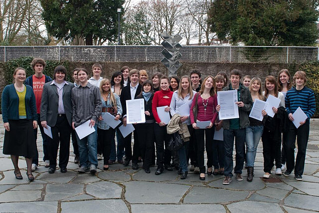 Dieses Bild zeigt Schüler mit den Urkunden zur Preisverleihung.