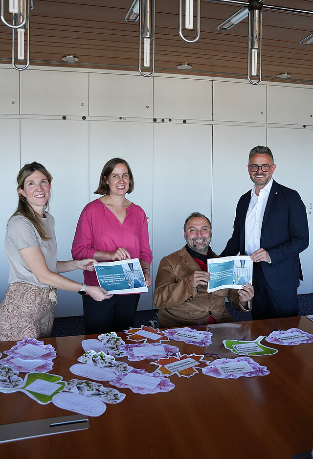 Die Inklusionsbeauftragte des Enzkreises, Anne Marie Rouviere-Petruzzi (links) sowie der Inklusionsbeauftragte der Stadt Pforzheim, Mohamed Zakzak (Zweiter von rechts), übergaben die Wünsche der Wunschbaum-Aktion an den Pforzheimer Oberbürgermeister Peter Boch (rechts) und die Vize-Landrätin des Enzkreises, Dr. Hilde Neidhardt schauen in die Kamera und halten die Zusammenfassung der Wünsche der Menschen mit Behinderungen hoch, die an den Enzkreis und die Stadt Pforzheim übergeben wurden.