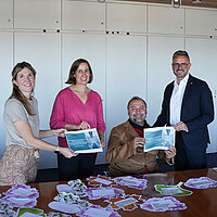 Die Inklusionsbeauftragte des Enzkreises, Anne Marie Rouviere-Petruzzi (links) sowie der Inklusionsbeauftragte der Stadt Pforzheim, Mohamed Zakzak (Zweiter von rechts), übergaben die Wünsche der Wunschbaum-Aktion an den Pforzheimer Oberbürgermeister Peter Boch (rechts) und die Vize-Landrätin des Enzkreises, Dr. Hilde Neidhardt schauen in die Kamera und halten die Zusammenfassung der Wünsche der Menschen mit Behinderungen hoch, die an den Enzkreis und die Stadt Pforzheim übergeben wurden.