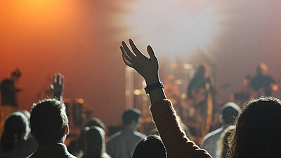 Jugendliche tanzen auf einem Festival