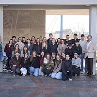 Eine große Gruppe an Menschen stehen vor dem Neuen Rathaus in Pforzheim