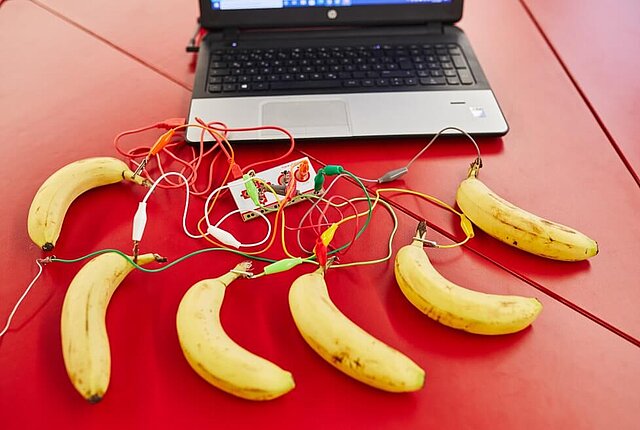 Bananen liegen vor einem Tablet und sind an diesem mit Kabeln verbunden - copyright:Stadtbibliothek Pforzheim