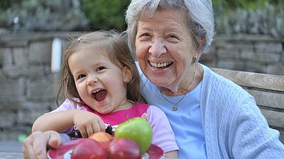 Oma und Enkel