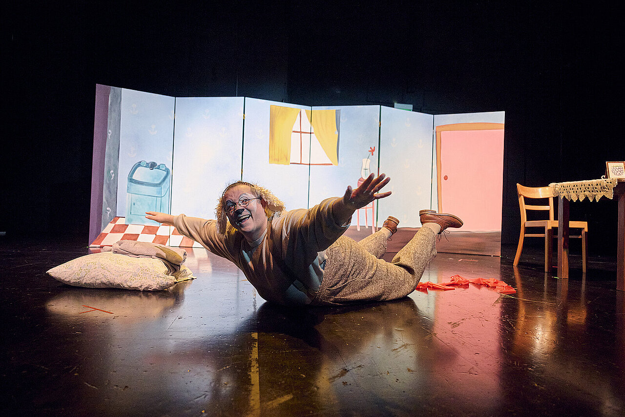 Der Wolfspelz zeigt eine Szene aus "Der Wolfspelz" - copyright: Theater Pforzheim - Ersteller: MARTIN SIGMUND