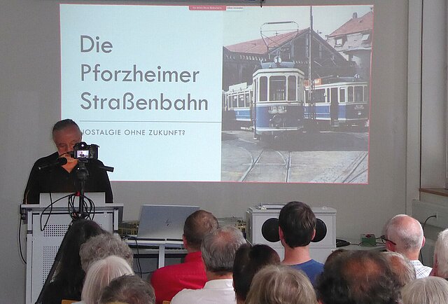 Der Nahverkehrshistoriker Kurt Schwab bei der gut besuchten Präsentation im Stadtarchiv (Foto: Stadt Pforzheim, Schmidt)