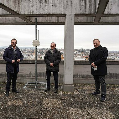 v.l. Kevin Lindauer, Geschäftsbereichsleitung Digitalisierung; Oberbürgermeister Peter Boch; Herbert Marquard, Geschäftsführer Stadtwerke Pforzheim; Aik Wirsbinna, Bereichsleiter Vertrieb & Kundenservices bei den Stadtwerken Pforzheim (©Stadt Pforzheim; Alina Di Sannio)