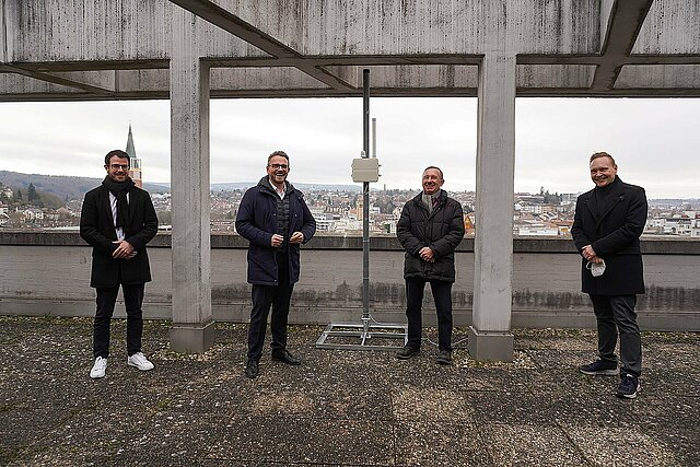 v.l. Kevin Lindauer, Geschäftsbereichsleitung Digitalisierung; Oberbürgermeister Peter Boch; Herbert Marquard, Geschäftsführer Stadtwerke Pforzheim; Aik Wirsbinna, Bereichsleiter Vertrieb & Kundenservices bei den Stadtwerken Pforzheim (©Stadt Pforzheim; Alina Di Sannio)