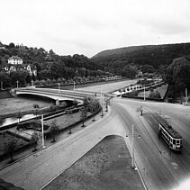 Schwarz-Weiß-Foto: Die Kallhardtbrücke im Jahr 1935, mit im Bild die dort verkehrende Straßenbahn - copyright:Stadtarchiv Pforzheim – Institut für Stadtgeschichte, S1-3-12-R-17