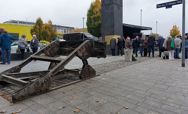 Die Gedenkstätte am neugestalteten „Platz des 22. Oktober 1940“ nach der Gedenkveranstaltung zum 85. Jahrestag am 22. Oktober 2025