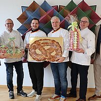 Landrat Bastian Rosenau (rechts), Pforzheims OB Peter Boch (links) sowie (von links nach rechts) Andreas Beier, Jannis Wiskandt, Martin Reinhardt und Johannes Becker als Vertreter der Innungen bei der Überreichung der diesjährigen Neujahrsgaben im Landratsamt.