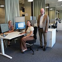 Auf dem Bild stellen die stv. Leiterin des Amts für öffentliche Ordnung Alexandra Lachenauer-Engisch, Projektverantwortliche Anne Kalweit und Erster Bürgermeister Dirk Büscher die neuen Räumlichkeiten für die Dokumentenausgabe des Bürgercentrums vor. 