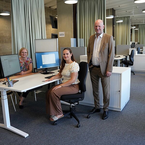 Auf dem Bild stellen die stv. Leiterin des Amts für öffentliche Ordnung Alexandra Lachenauer-Engisch, Projektverantwortliche Anne Kalweit und Erster Bürgermeister Dirk Büscher die neuen Räumlichkeiten für die Dokumentenausgabe des Bürgercentrums vor.  - Copyright: Stadt Pforzheim