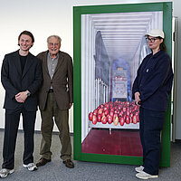 Die Preisträgerin des Design-Stipendiums Sascia Reibel und der Preisträger Mathias Lempart freuen sich gemeinsam mit Peter Jacobi (Mitte) auf die Eröffnung der Ausstellung in der Pforzheim Galerie.