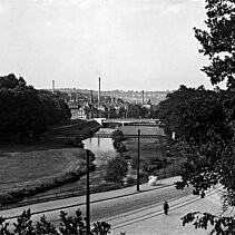 Schwarz-Weiß-Foto von 1929: Blick in das Nagoldtal: Im Hintergrund sind die Fabrikschornsteine im Stadtgebiet sehen. - copyright:Stadtarchiv Pforzheim – Institut für Stadtgeschichte, S1-10-2-R-61