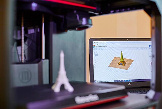 Fotografie eines 3D-Druckers mit einem 3D gedruckten Eiffelturm - copyright:Ines Martig
