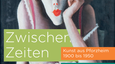 Auf dem Bild ist das Plakat zur Ausstellung "Zwischen Zeiten" Kunst aus Pforzheim 1900 bis 1950 zu sehen. Abgebildet ist ein Gemälde des Künstlers Richard Ziegler "Die Kartenleserin" von 1927, 1928. 